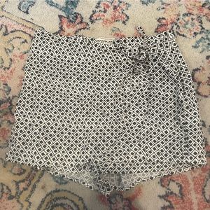 Black and white pattern linen skort